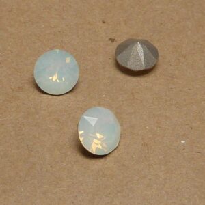 1088 Xirius Chaton SS39 White Opal ca 8 mm