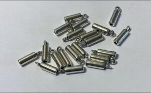 Avslut – fäste i grekiskt metall, ca 15 mm hålet är ca 2 mm, 80st storpack