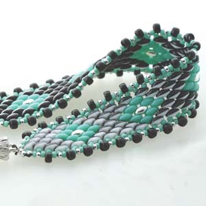 Mönsterbeskrivning – gratismönster armbandet  ”Colors shifting b